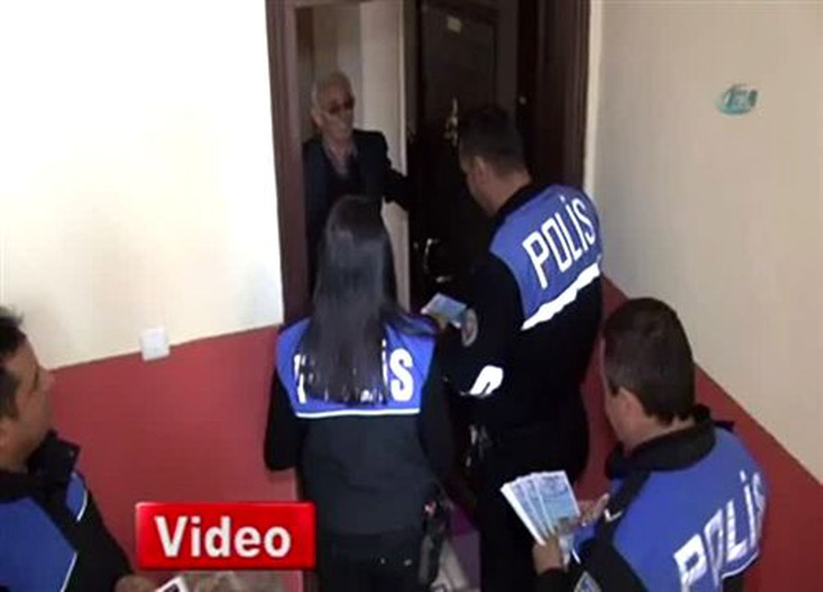 Aksaray\'da Polis Vatandaşa Soba Yakmayı Öğretiyor