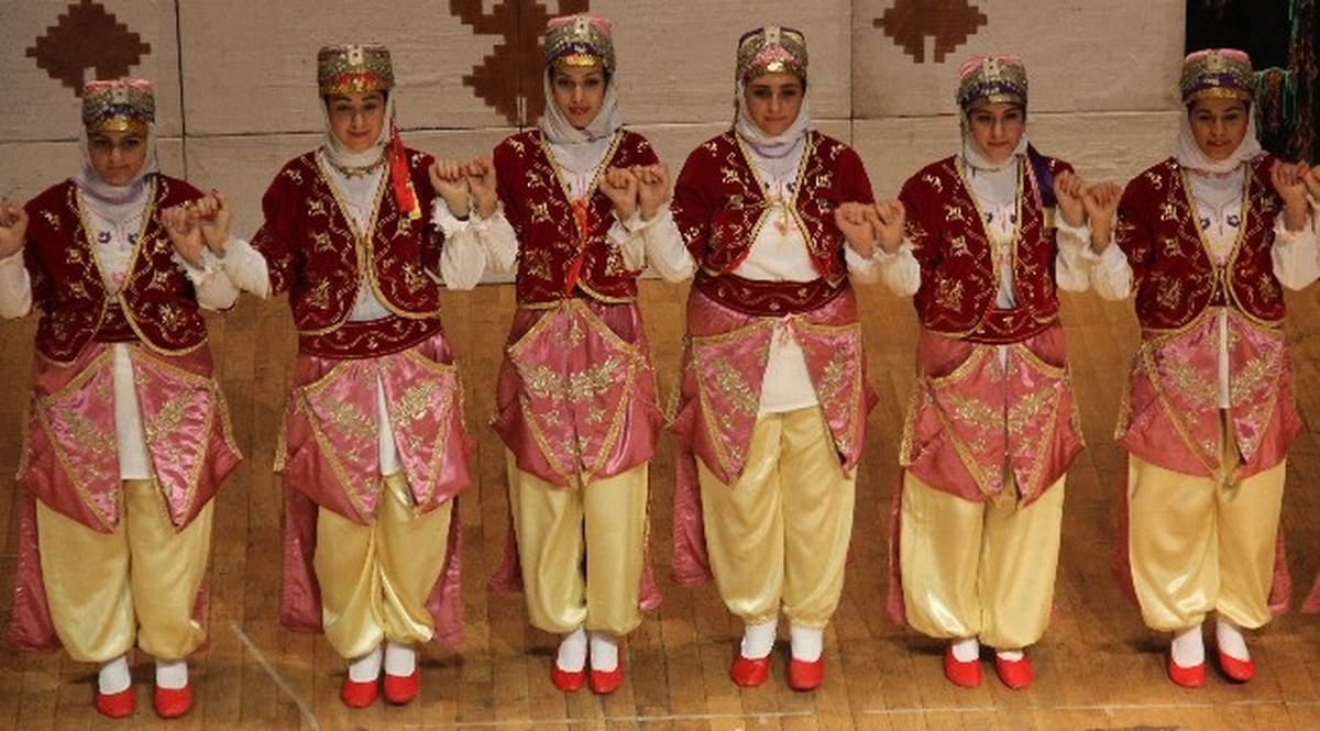 Polisler Gençlerle "Kardeşlik" İçin Dans Etti