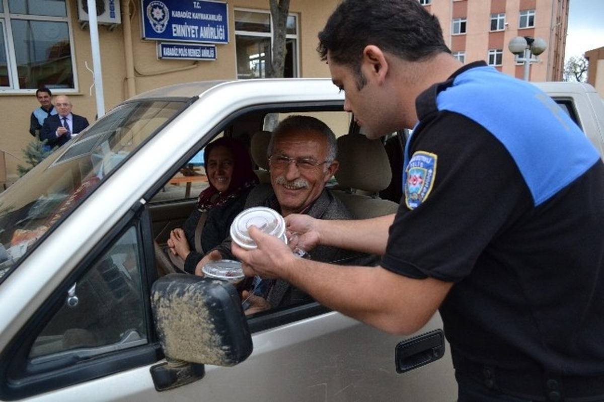 Polisten Vatandaşlara Aşure İkramı