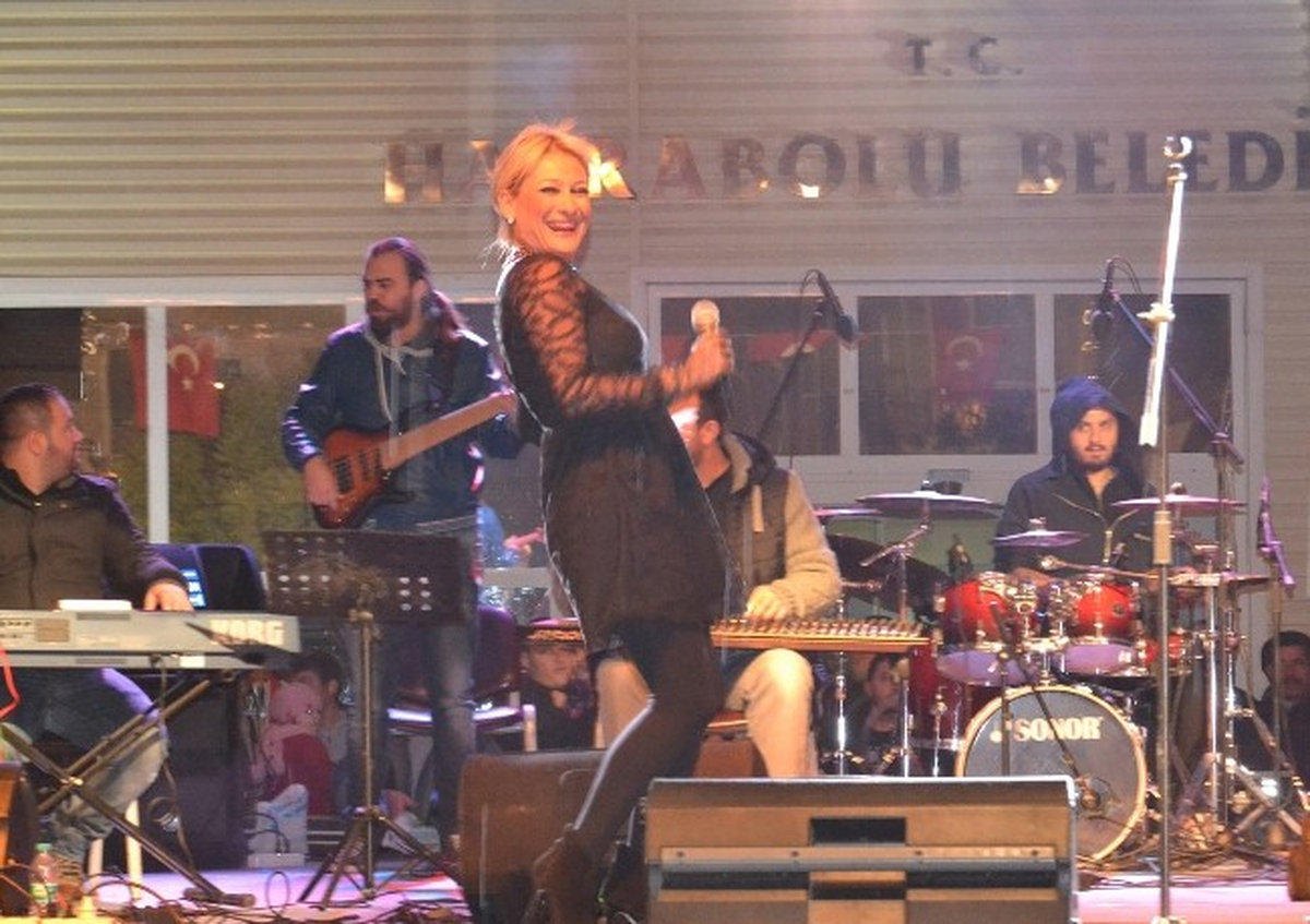 Pop Sanatçısı Zeynep\'ten Kurtuluş Konseri