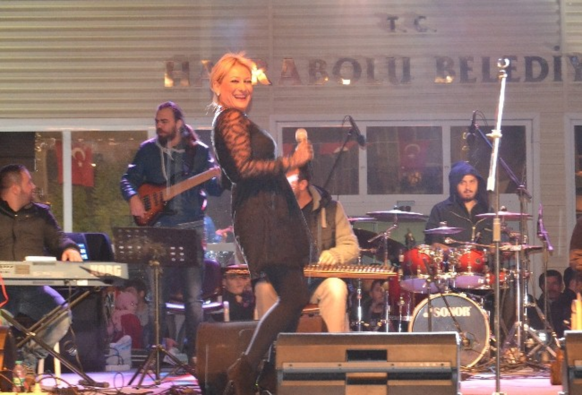 Pop Sanatçısı Zeynep, Hayrabolu\'da Konser Verdi