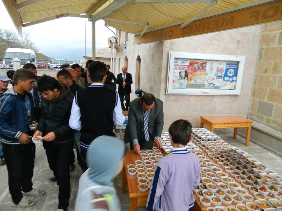 Posof\'ta Cuma Namazından Sonra Aşure Dağıtıldı