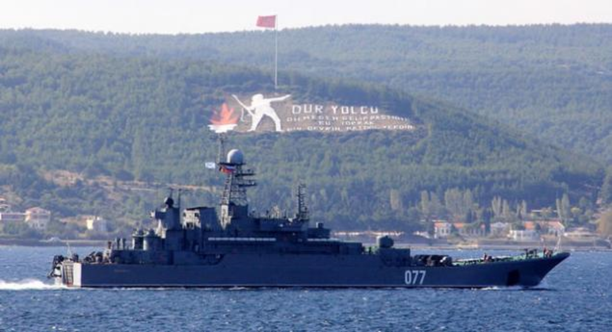 Rus Donanması\'na Ait Gemi Çanakkale Boğazı\'ndan Geçti