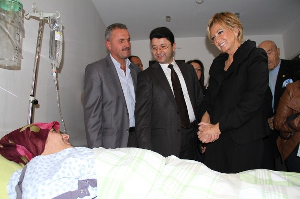 Sinema Oyuncusu Filiz Akın, Hasta Ziyaretinde Bulundu