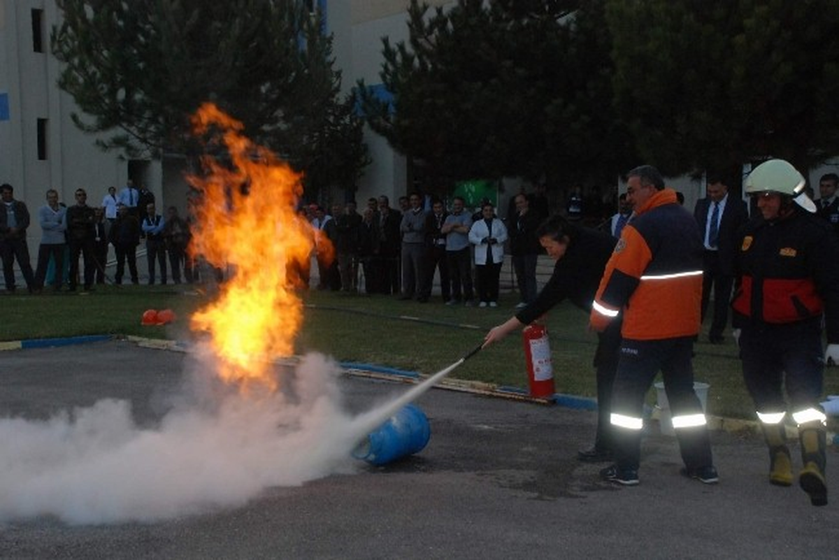 Suşehri\'de Düzenlenen Yangın Tatbikatı Gerçeğini Aratmadı