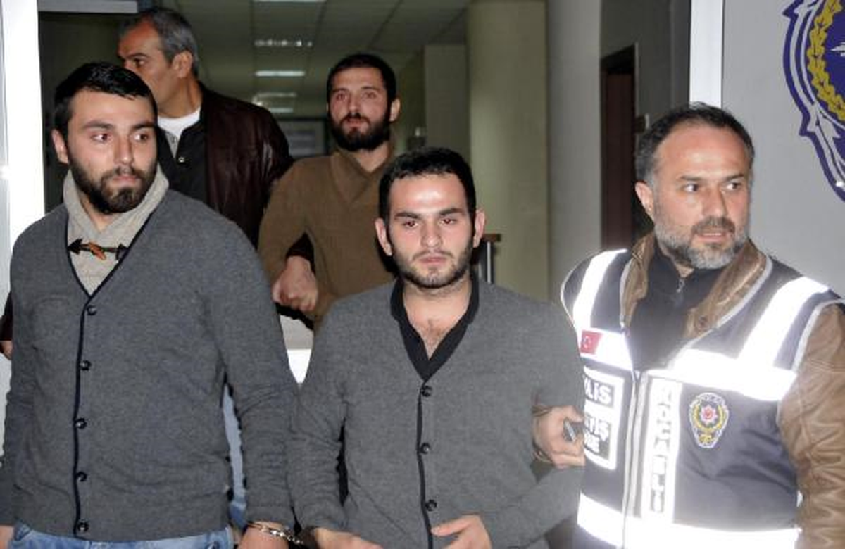 İzmit\'te Yol Kesip Arama Yapan 5 Şüpheli Gözaltına Alındı