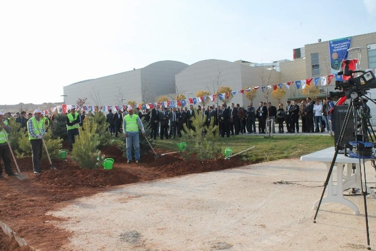Üniversitemizi Ağaçlandırıyoruz Projesi Kapsamında Ahi Evran Üniversitesi Kampüs Alanında Fidan...