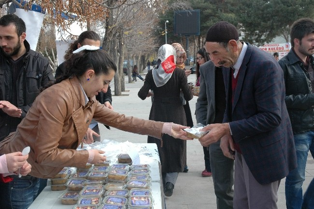 Yakutiye Kent Konseyi Gençlik Meclisi Aşure Dağıttı