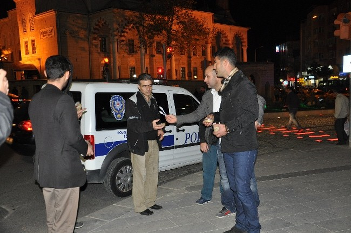 Ak Gençler Bin Kase Aşure Dağıttı