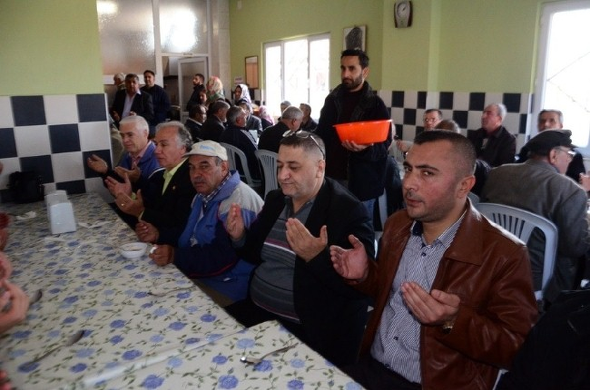 Akhisar Cemevi Vatandaşa Aşure Dağıttı