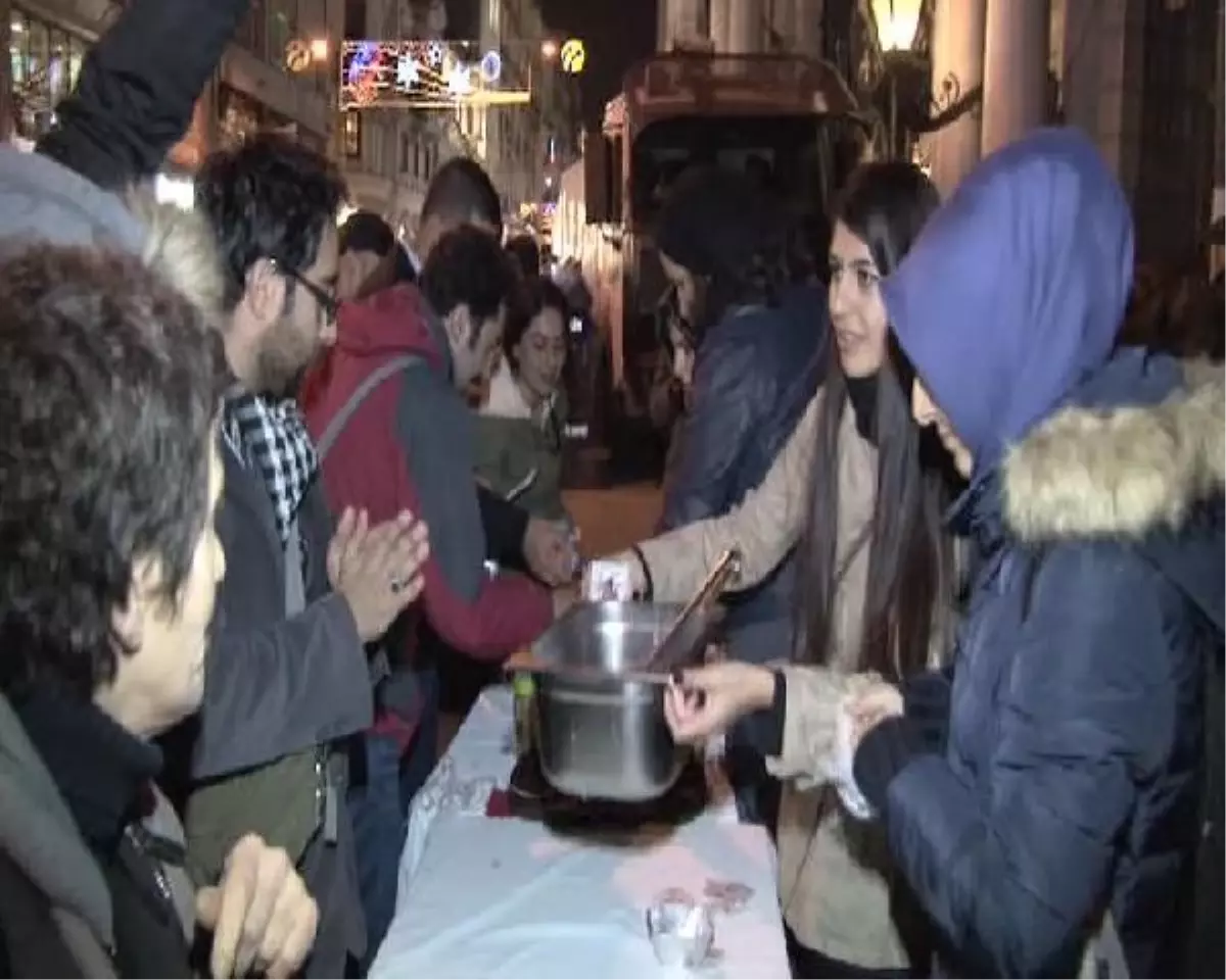 İstanbul'da Antikapitalist Müslümanlar Aşure Dağıttı