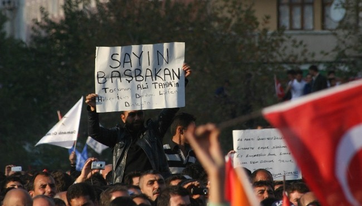 Başbakan'a 'Ali Tahir'in Hatırı İçin Derdimi Dinle' Pankartı