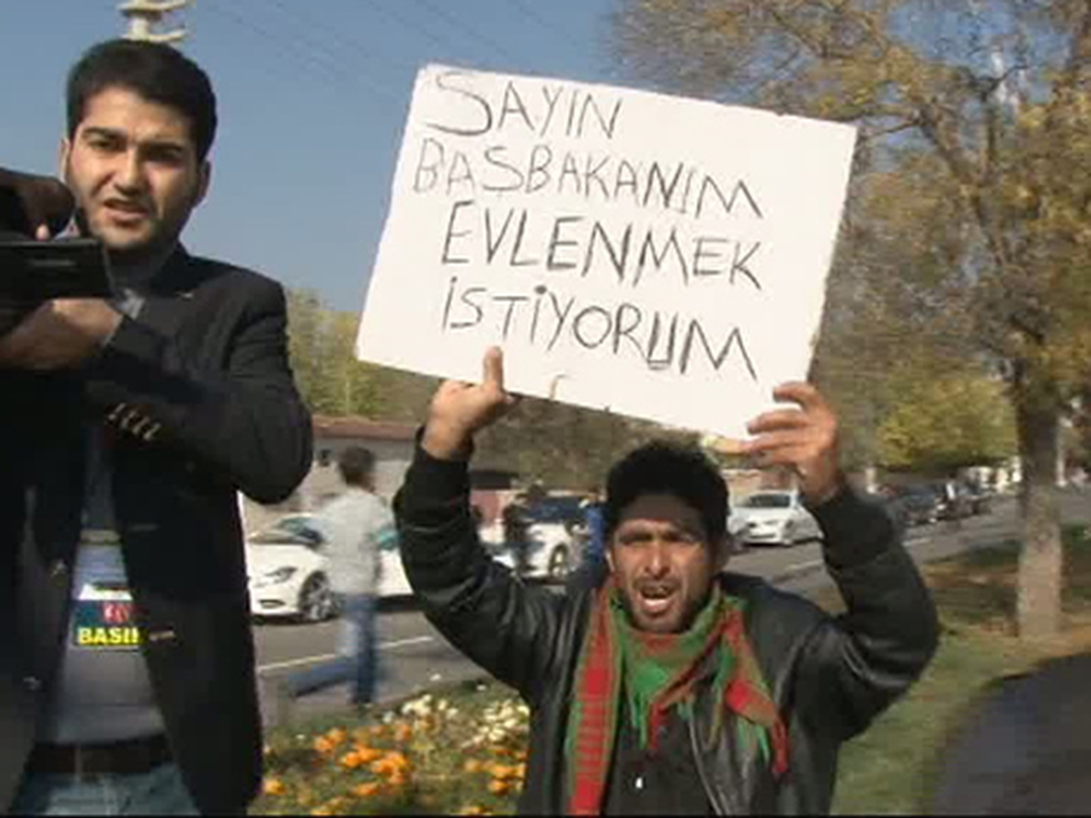 Başbakan Erdoğan'a 'Evlenmek İstiyorum' Pankartı