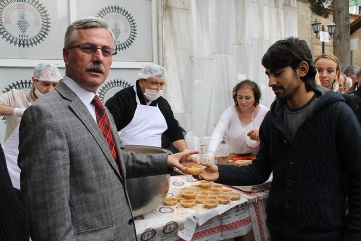 Kırklareli Belediyesi Aşure Dağıttı