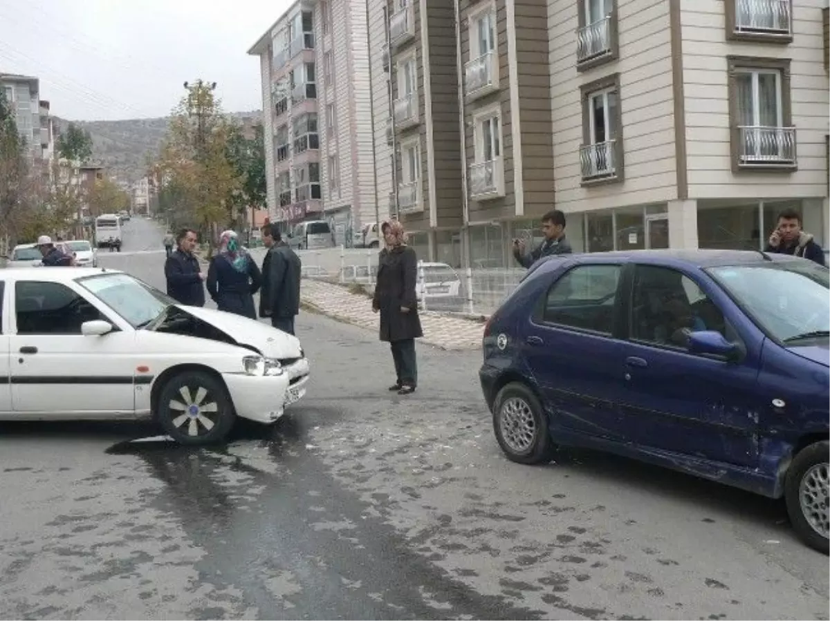 Bilecik'te İki Otomobil Çarpıştı: 3 Yaralı