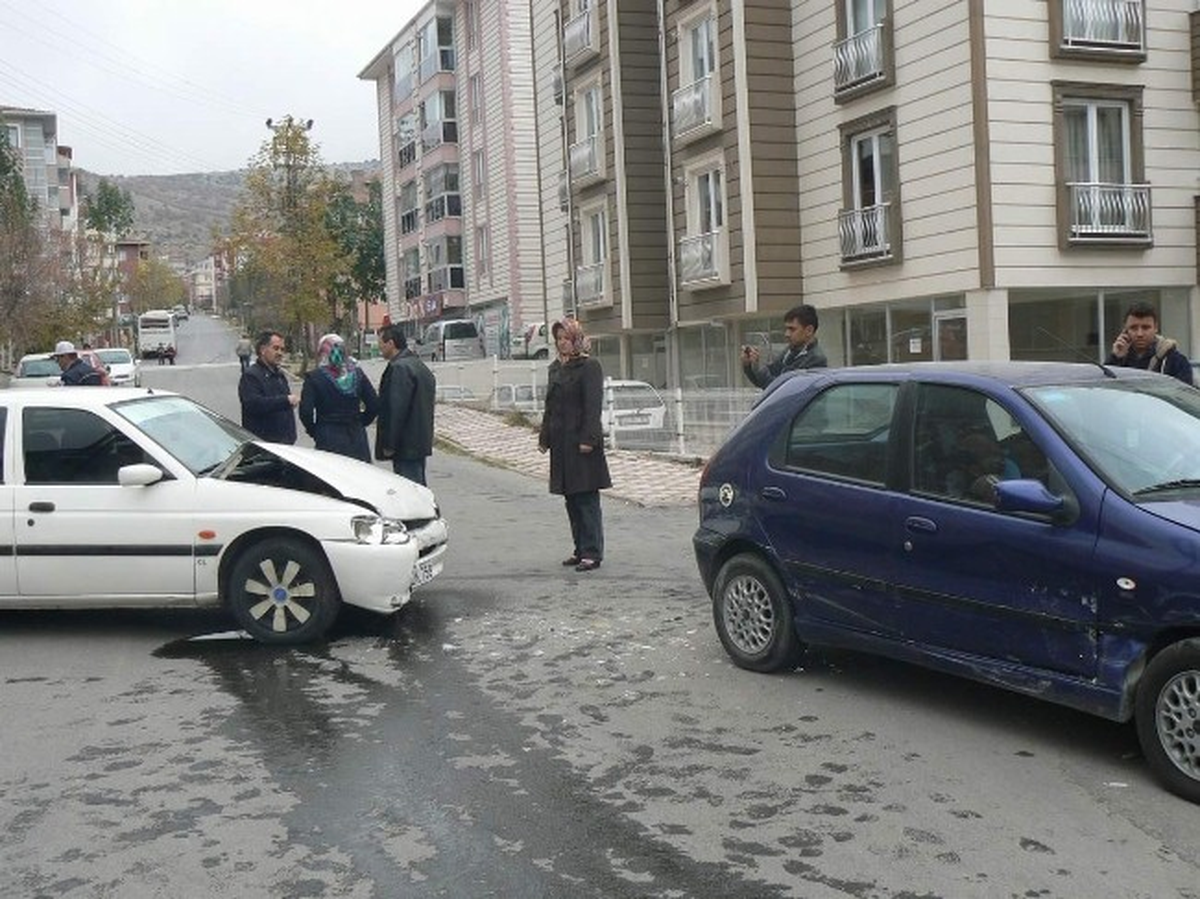 Bozüyük\'te Trafik Kazası, 3 Yaralı