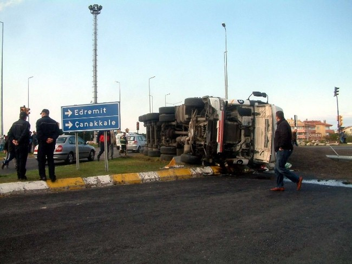 Burhaniye\'de Tır Otomobile Çarptı