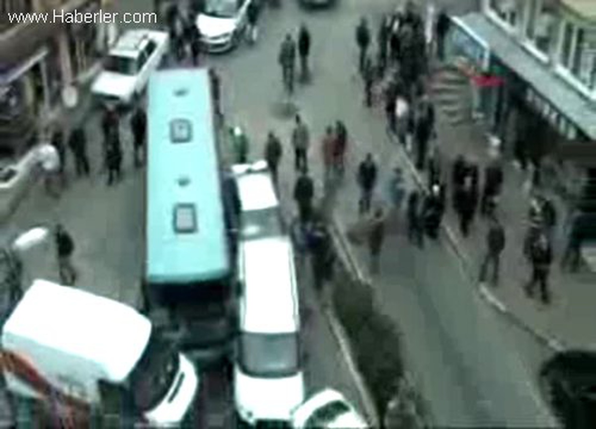 Bursa\'da Freni Boşalan Otobüs 5 Araca Çarptı: 3 Yaralı