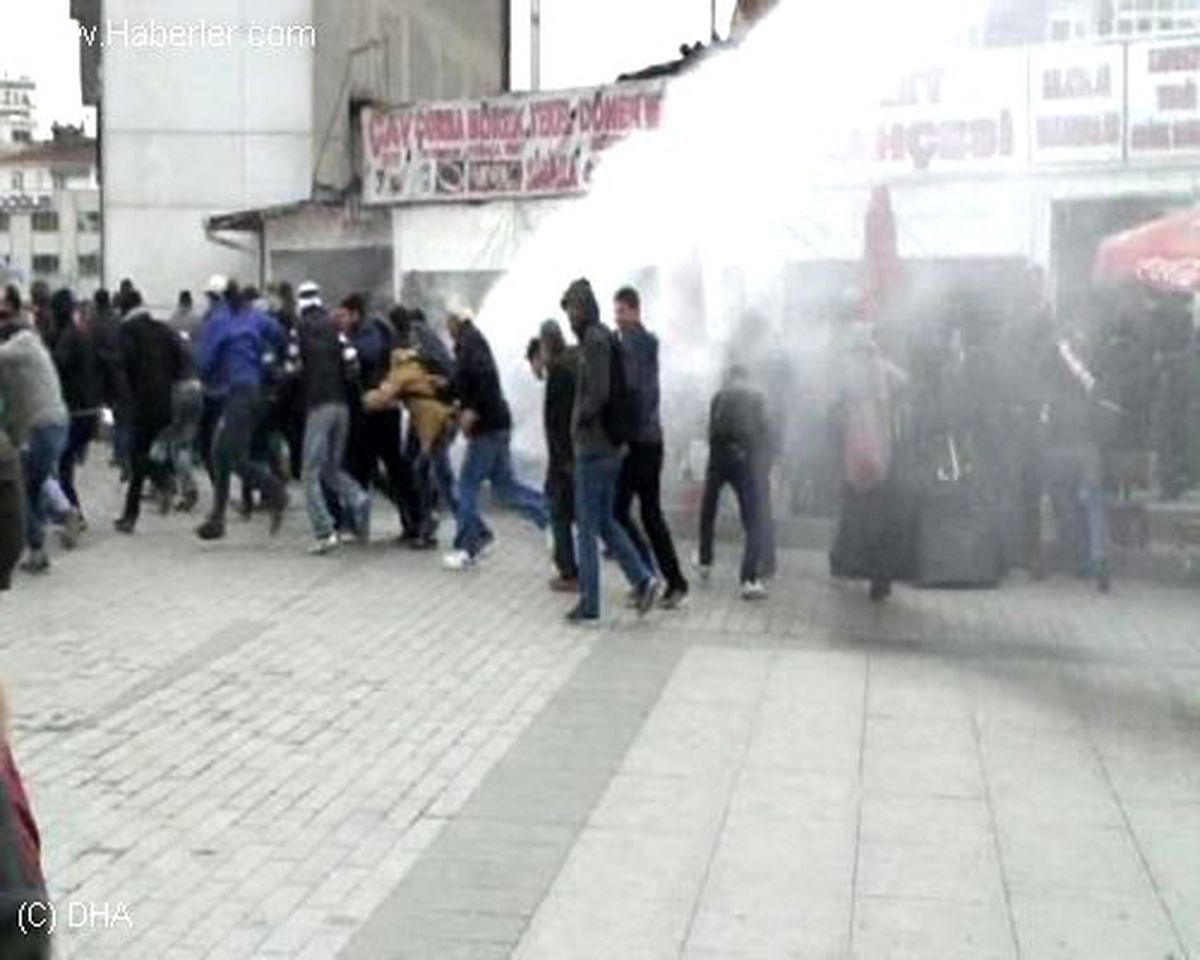 Çağlayan\'da Adliye Önünde Toplanan Gruba Polis Müdahalesi