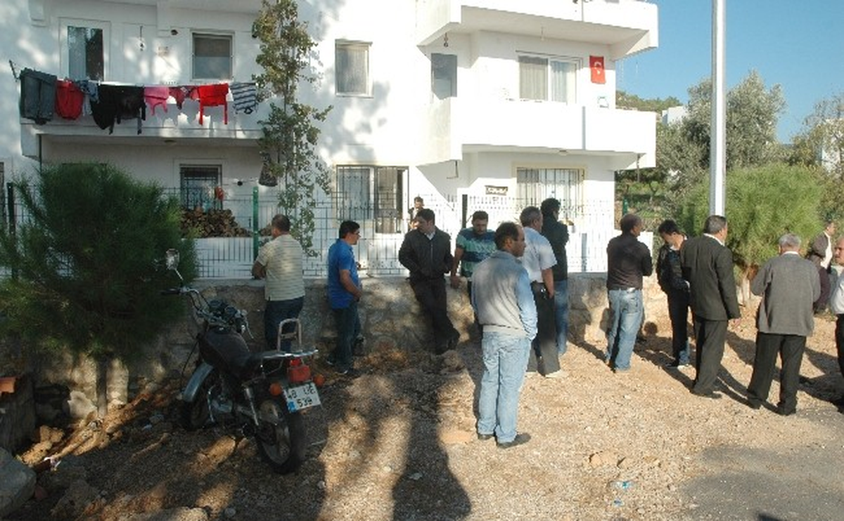 Bodrum\'da Çatıya Odun Çeken Adam Düşerek Hayatını Kaybetti