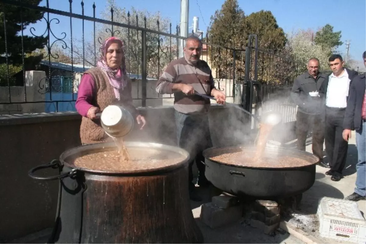 Cemevinde 10 Bin Kişiye Aşure Dağıtıldı