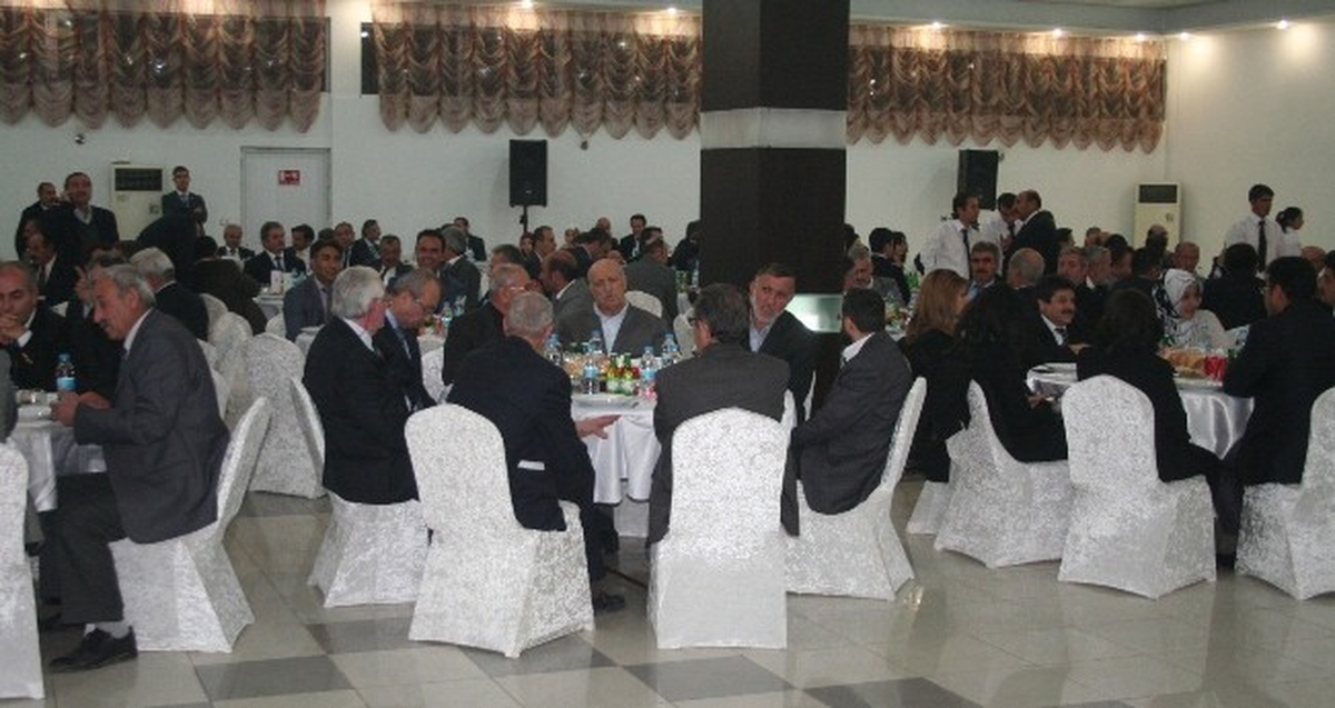 Cumhurbaşkanı Gül\'den Hayırsever İş Adamlarına Plaket