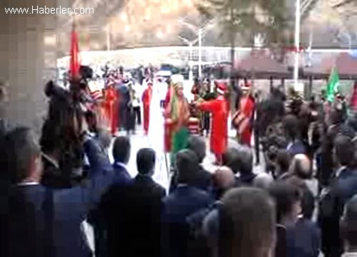 Cumhurbaşkanı Gül, Pestil Kesip Gazetecilere Dağıttı