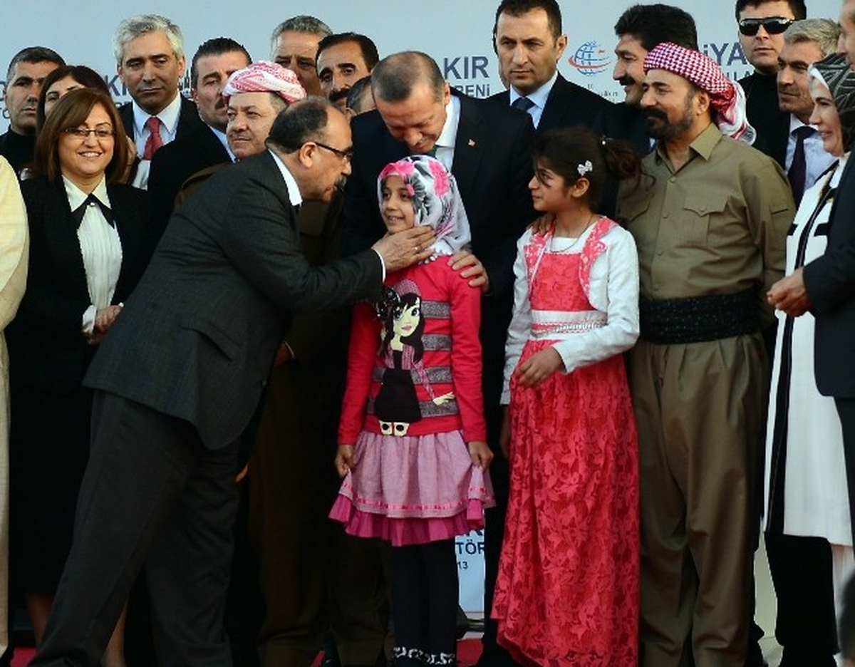 Diyarbakır\'daki Törende Başı Kapalı ve Açık İki Kız Çocuğu Erdoğan\'a Eşlik Etti