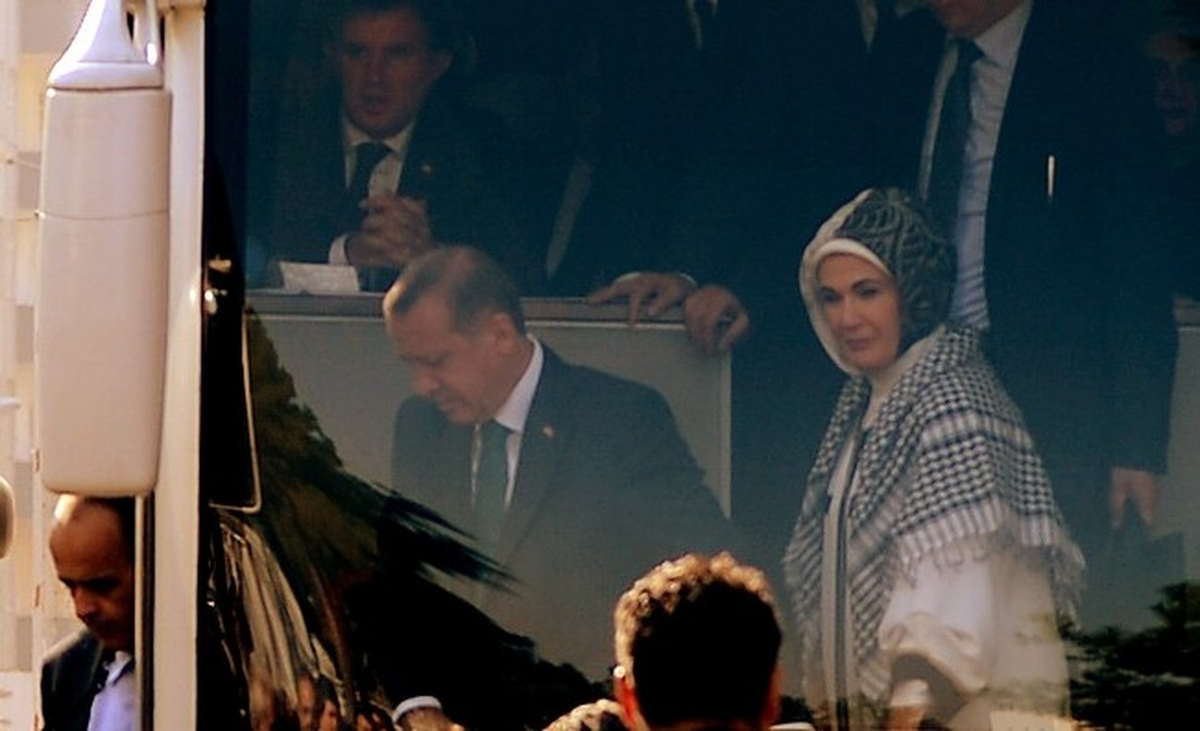 Emine Erdoğan, Diyarbakır Büyükşehir Belediyesi\'ni Omuzundaki Poşu ile Ziyaret Etti
