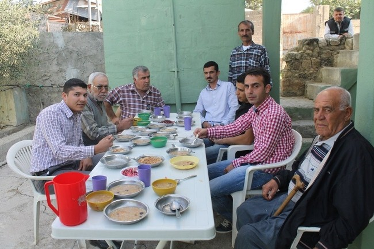 Ev Hanımları Cuma Namazında Sonra Aşure Dağıttı