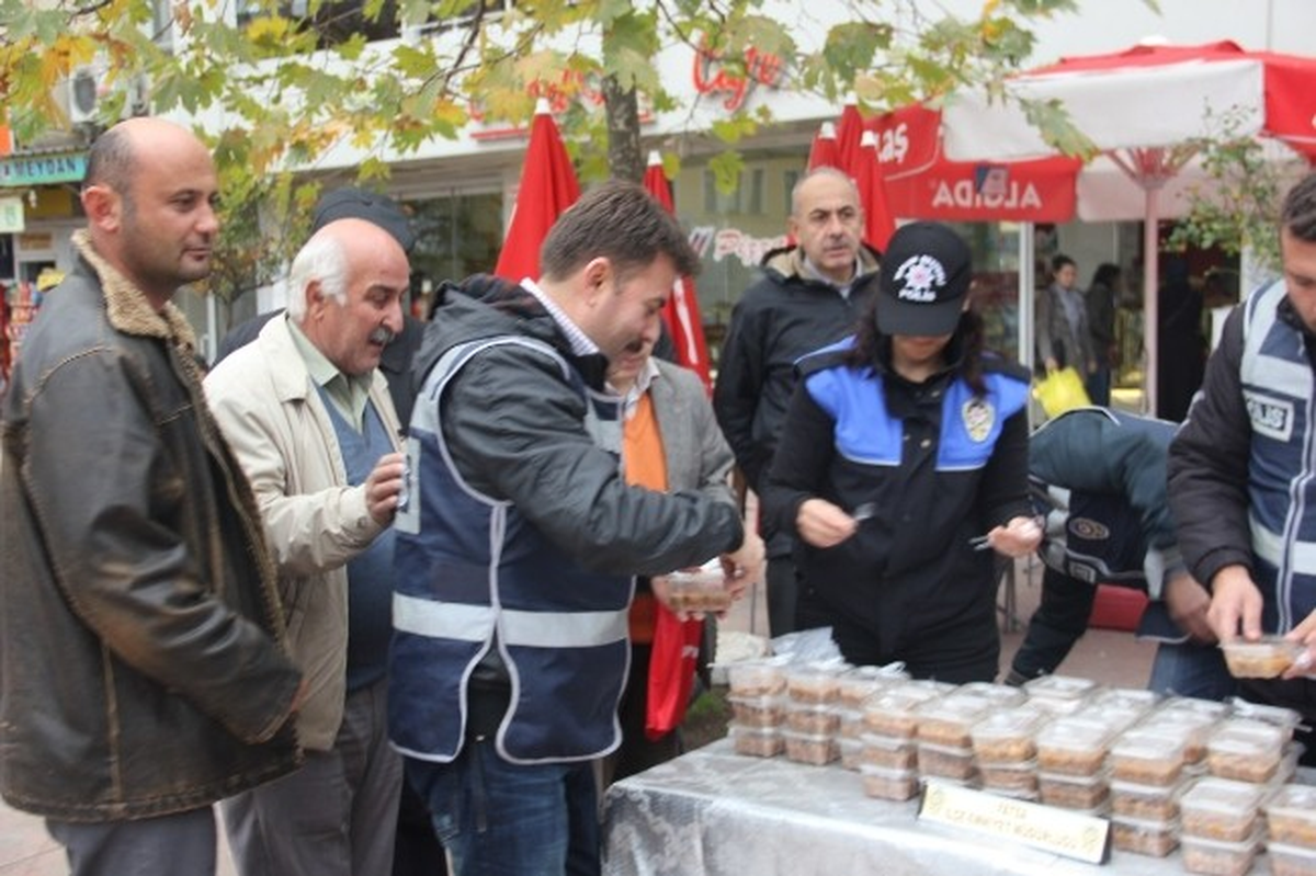 Fatsa Polisi İkinci Kez Aşure Dağıttı