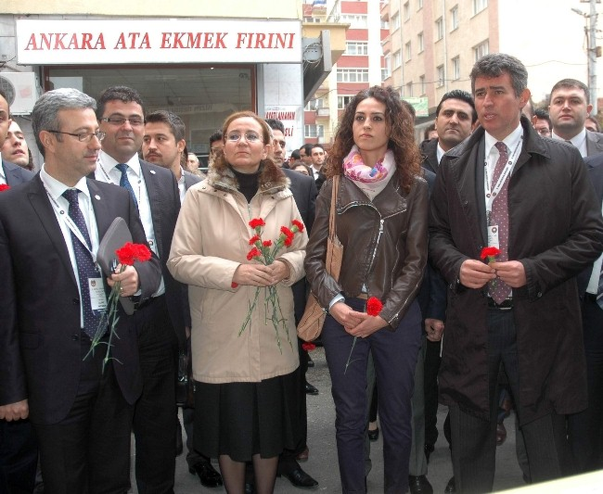 Feyzioğlu, Ali İsmail Korkmaz\'ın Darp Edildiği Yere Karanfil Bıraktı