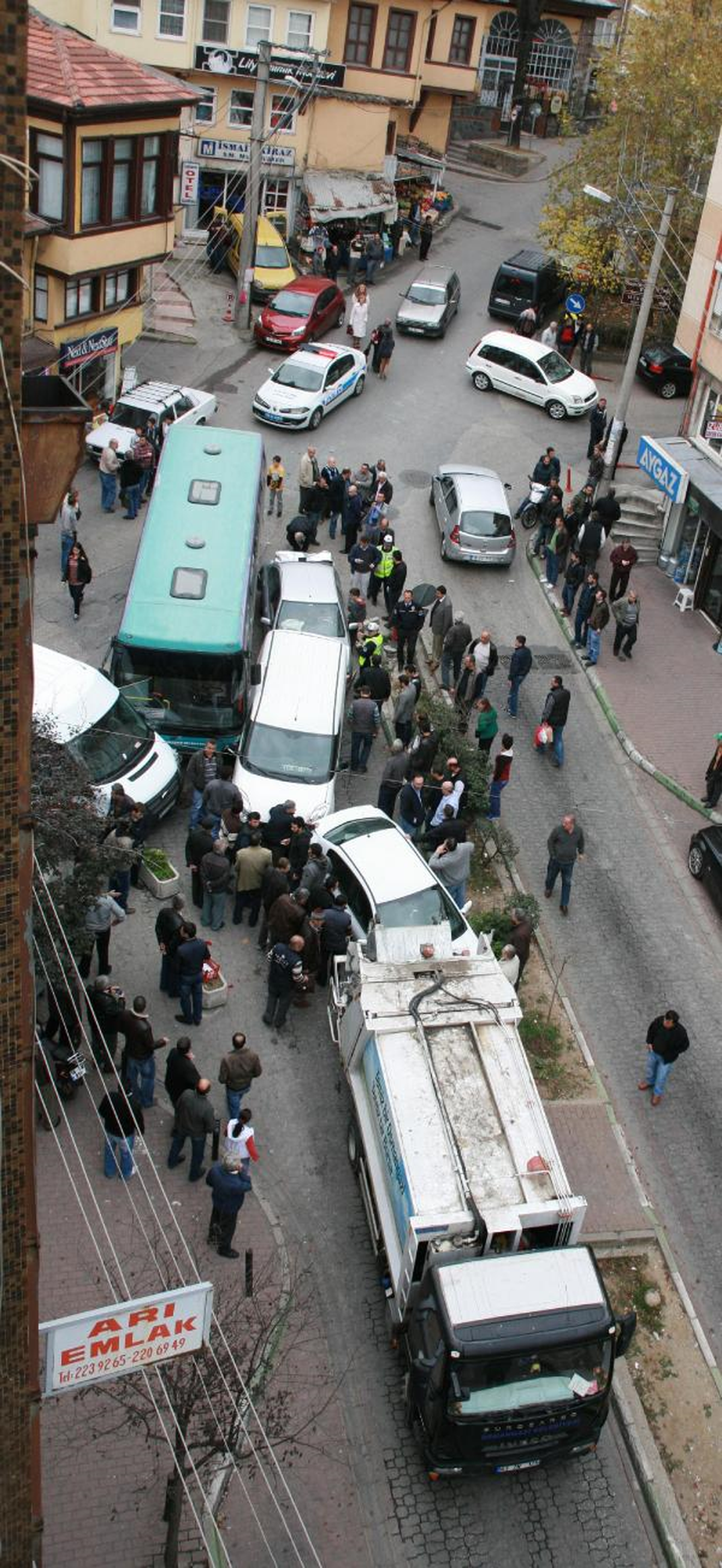Freni Boşalan Halk Otobüsü Zincirleme Kaza Yaptı: 3 Yaralı