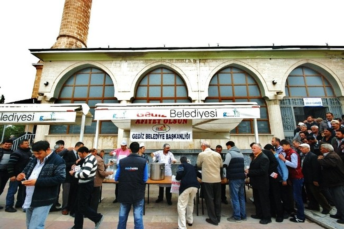 Gediz Belediyesi Aşure Dağıttı