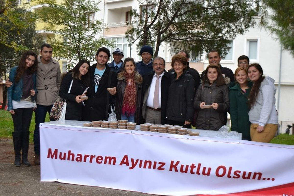 Gelibolu Belediyesi Aşure Dağıttı
