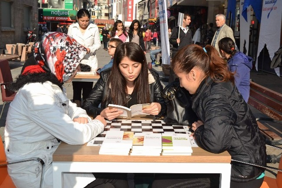 Gençlik Merkezinden \'1 Dakika Bana Kitap Okur Musunuz?\' Etkinliği