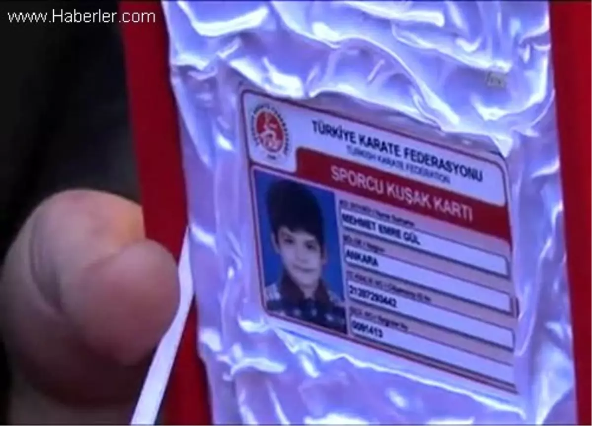 Gül\'e, oğlu Mehmet Emre Gül\'ün karate kimlik kartını verdiler