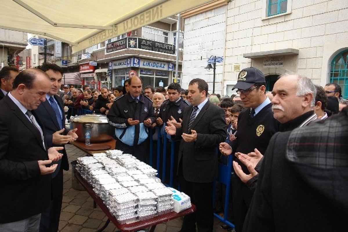İnebolu Belediyesi Halka Aşure Dağıttı