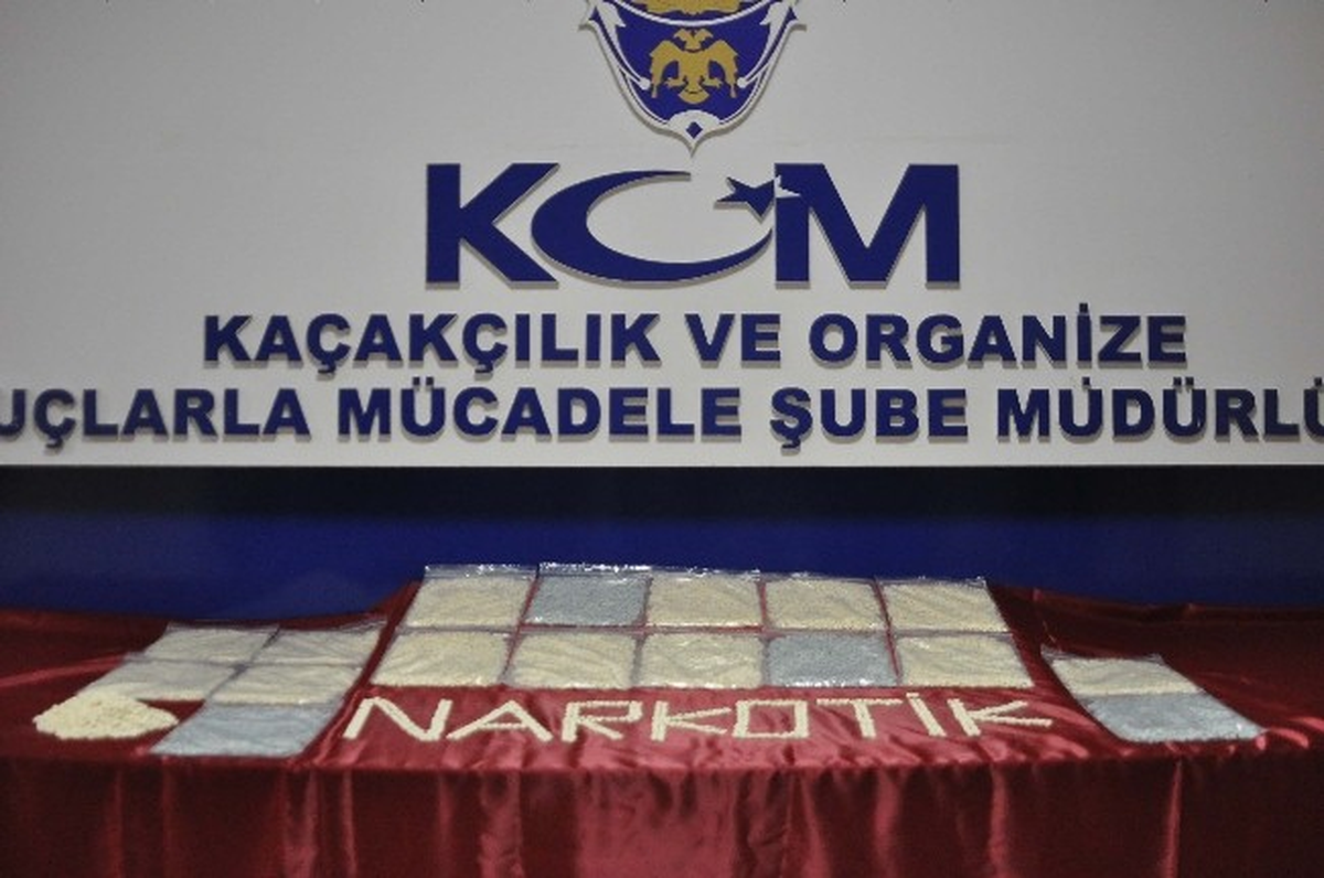 İzmir\'de 20 Bin 500 Adet Uyuşturucu Hap Ele Geçirildi