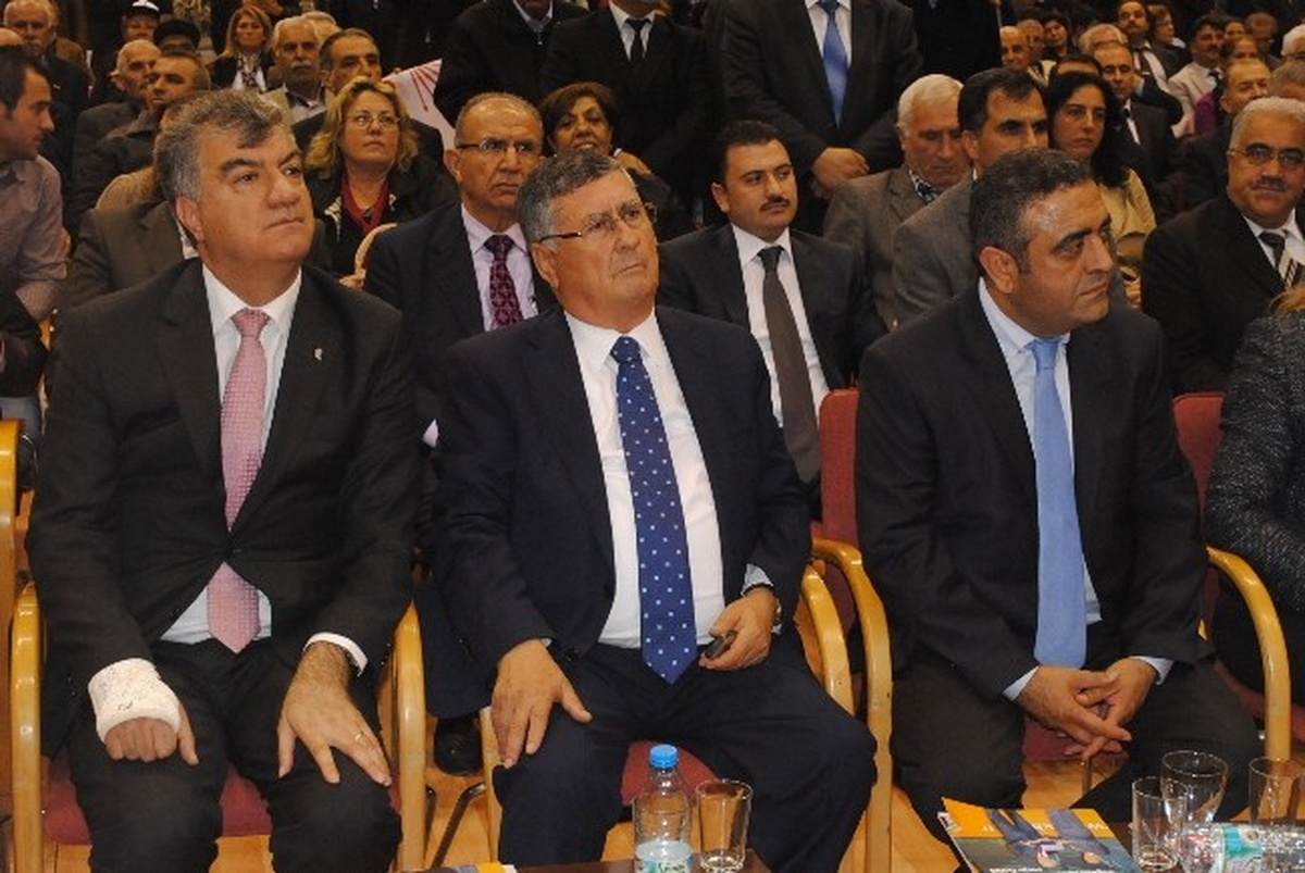 İzmir\'de 6 Bin Kişi CHP\'ye Katıldı