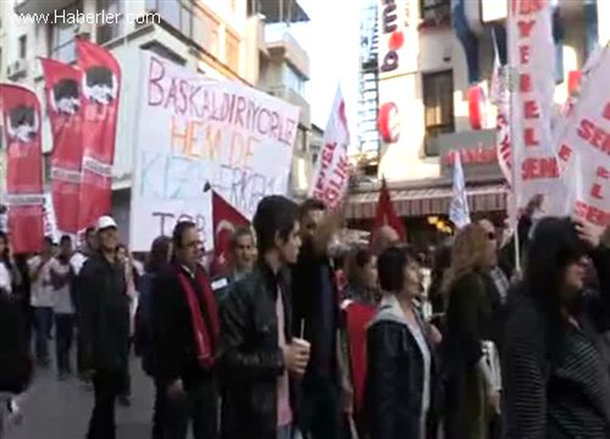 İzmir\'de "Kamusal Alanda Türbana Hayır" yürüyüşü