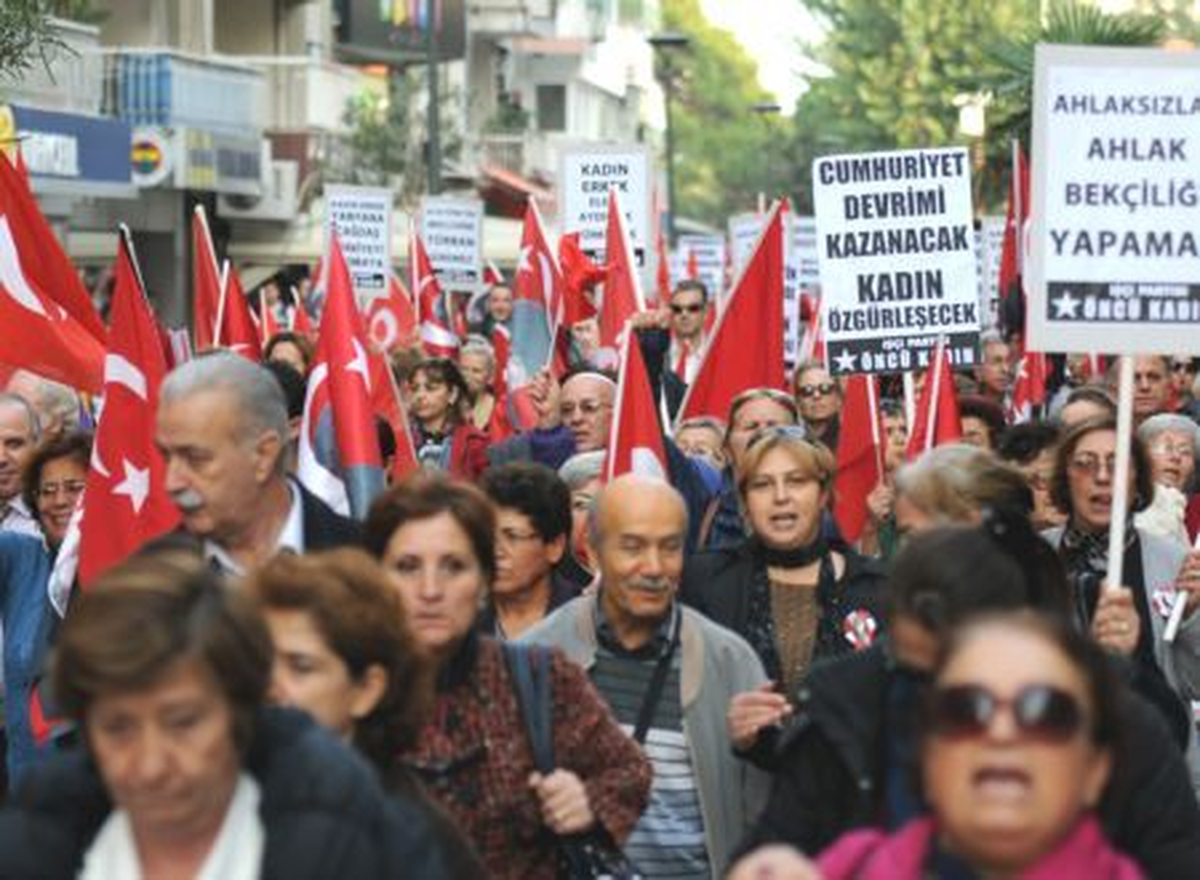 İzmir\'de "Kamusal Alanda Türbana Hayır" Yürüyüşü