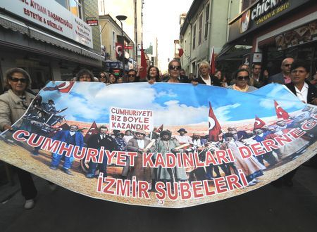 İzmir\'de Meclis\'te Türbana Tepki
