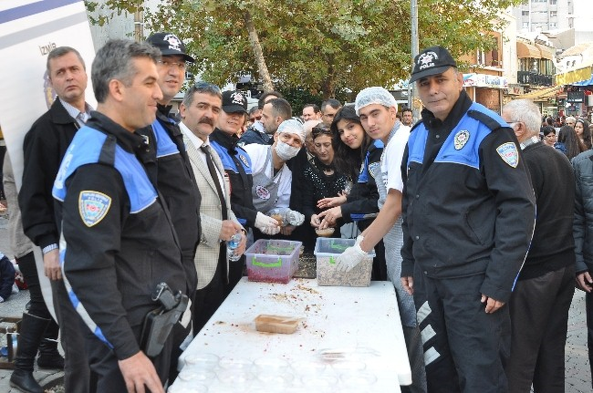 İzmir Emniyeti Vatandaşlara "Aşure" İkram Etti