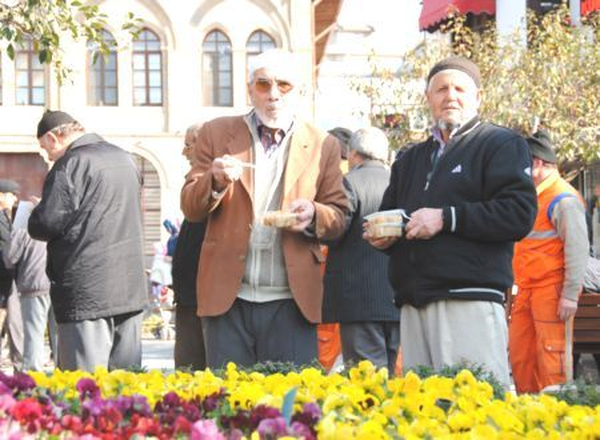 Kur\'an Kursu Kursiyerlerinden Aşure Dağıtımı