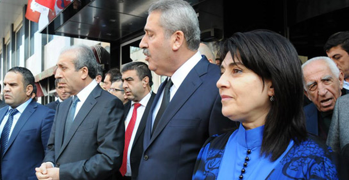 Leyla Zana, Barzani\'yi Yerel Kıyafetle Karşıladı