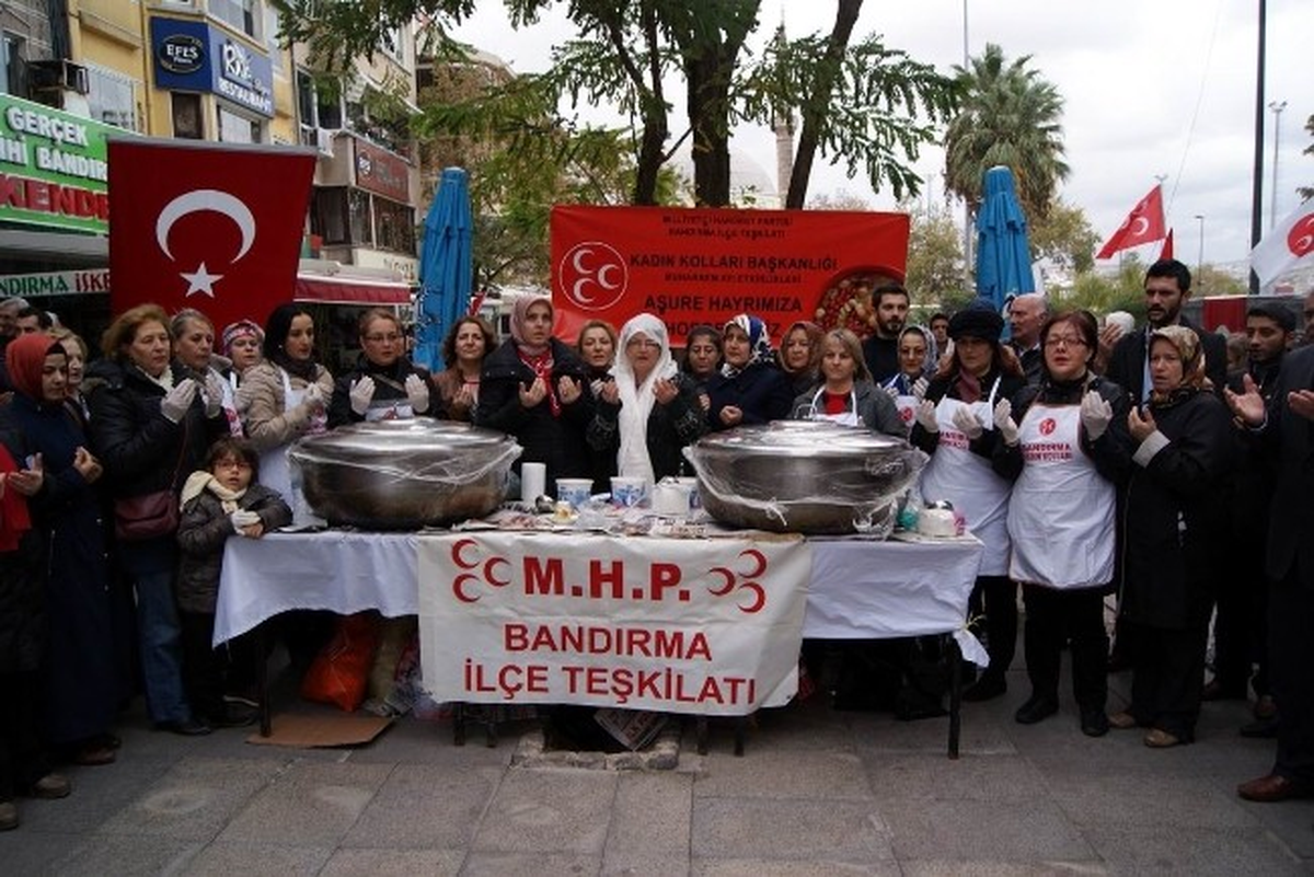 MHP Kadın Kolları Aşure Dağıttı