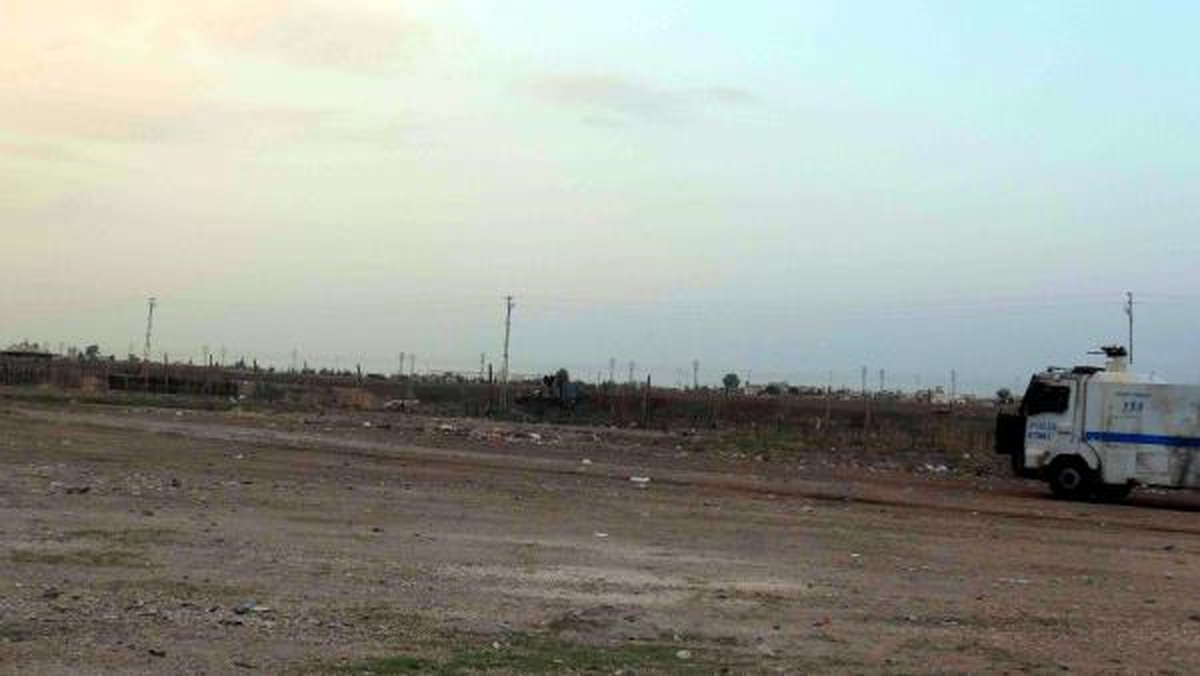 Nusaybin\'de Çocuklar Sınırdaki Askerleri Taşladı