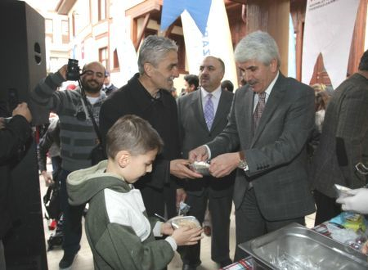 Odunpazarı Belediyesi\'nden Vatandaşlara Aşure
