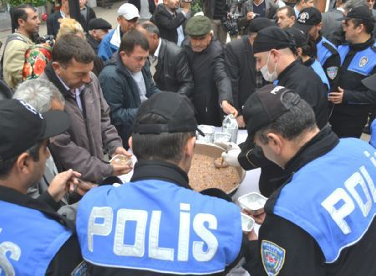 Ordu\'da Polis Aşure Dağıttı